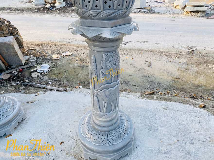 Đèn Đá trang trí sân Chùa để bên tượng Phật