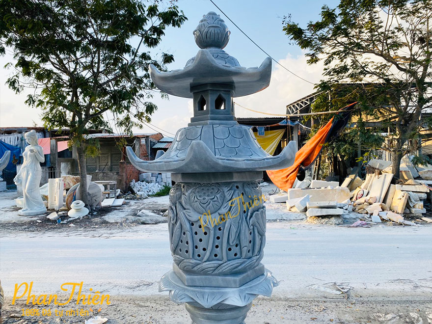Đèn Đá trang trí sân Chùa để bên tượng Phật
