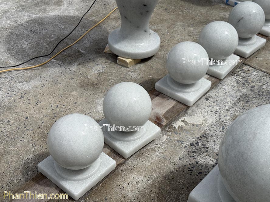 Quả cầu bằng đá cẩm thạch trắng trong xanh nhẹ - QCD-18