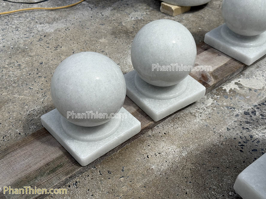 Quả cầu bằng đá cẩm thạch trắng trong xanh nhẹ - QCD-18