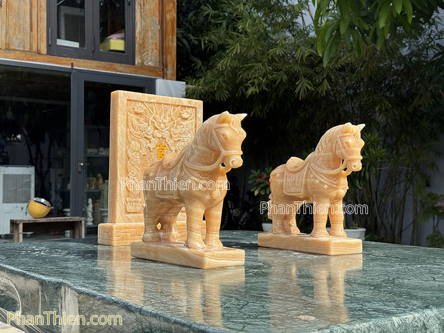 Tượng Ngựa phong thuỷ bằng đá ngọc Hoàng Long 30cm - NGUA-14