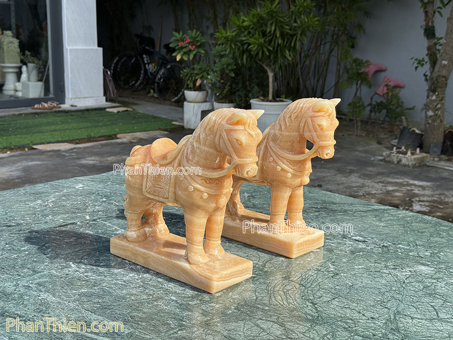 Tượng Ngựa phong thuỷ bằng đá ngọc Hoàng Long 30cm - NGUA-14