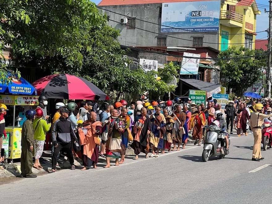 Thích Minh Tuệ Và Đoàn Hành Hương