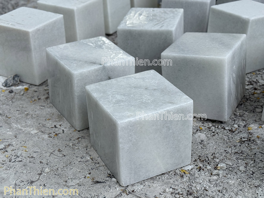 chân cột đá vuông nhà gỗ