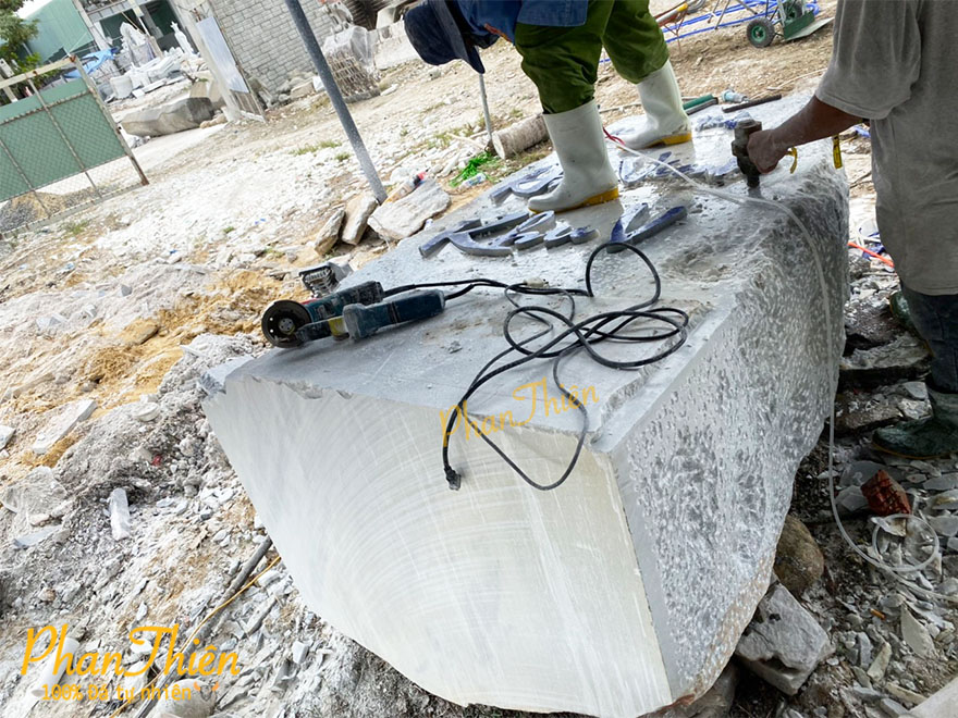 Điêu khắc và lắp đặt Bảng Hiệu