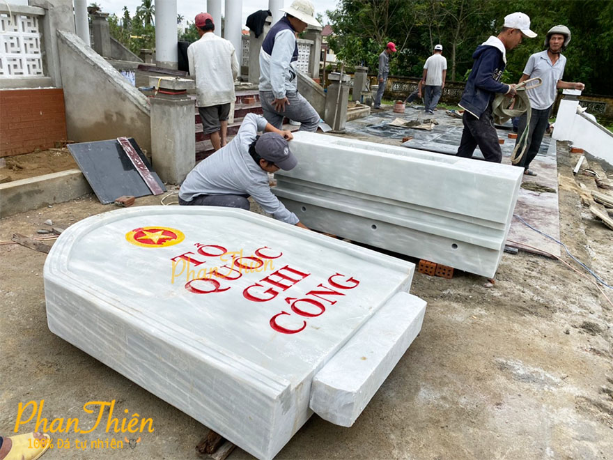Điêu khắc và lắp đặt tấm bia Tổ Quốc Ghi Công