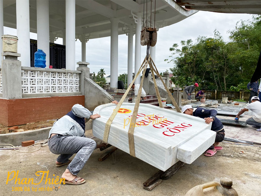 Điêu khắc và lắp đặt tấm bia Tổ Quốc Ghi Công
