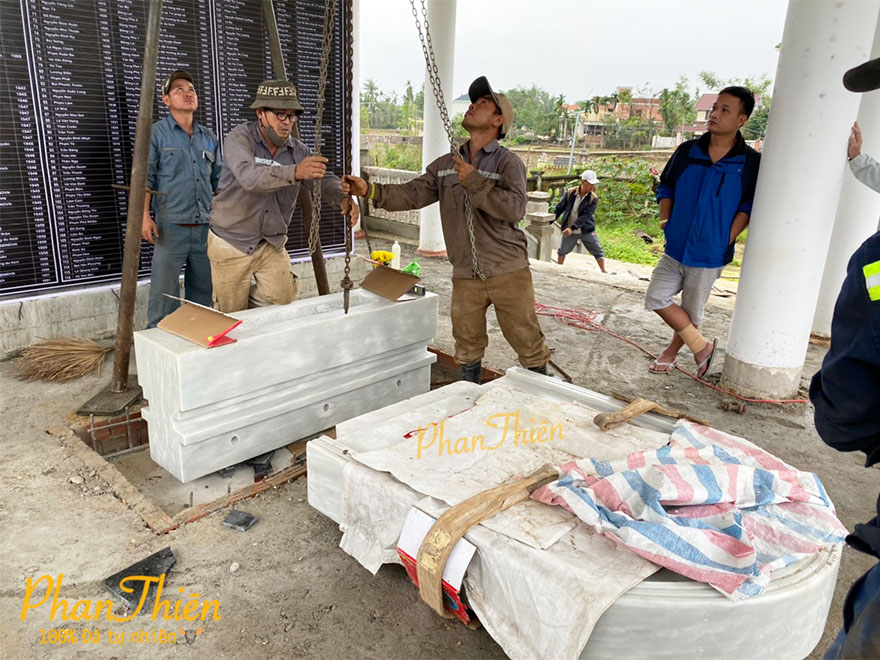 Điêu khắc và lắp đặt tấm bia Tổ Quốc Ghi Công