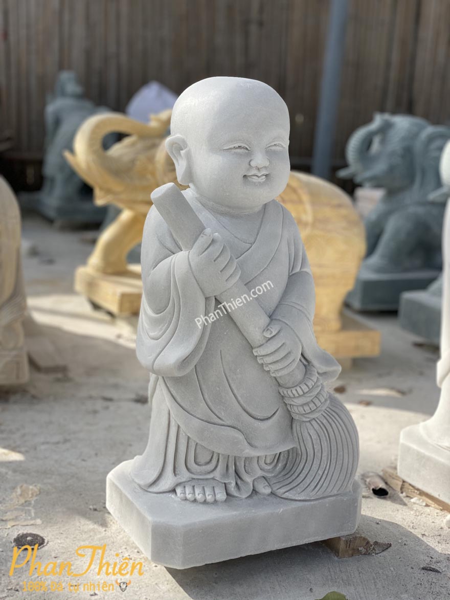 Tượng Chú Tiểu Đứng Đá Trắng Xám Mịn