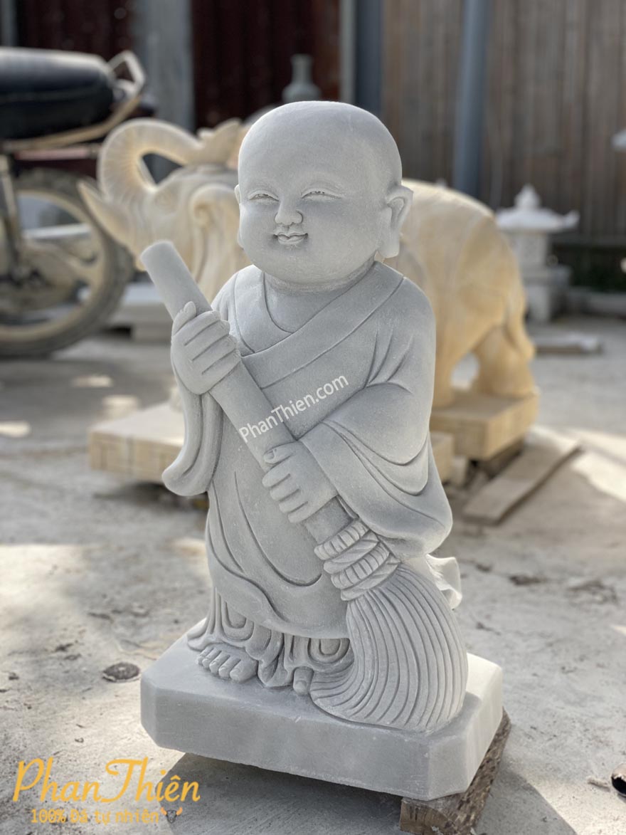 Tượng Chú Tiểu Đứng Đá Trắng Xám Mịn