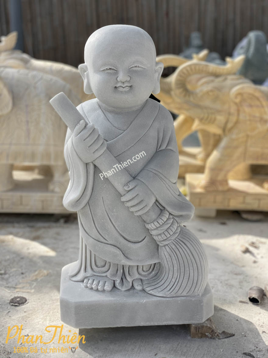 Tượng Chú Tiểu Đứng Đá Trắng Xám Mịn