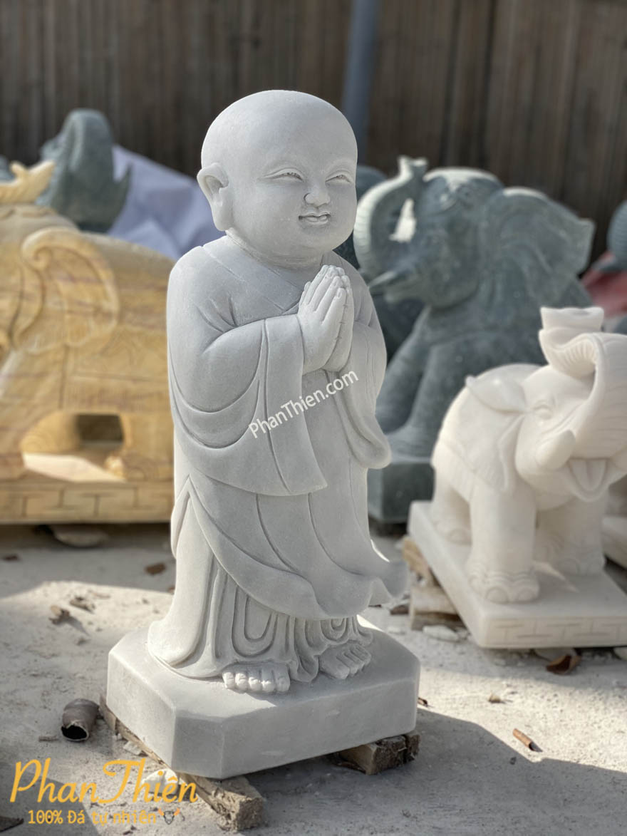 Tượng Chú Tiểu Đứng Đá Trắng Xám Mịn