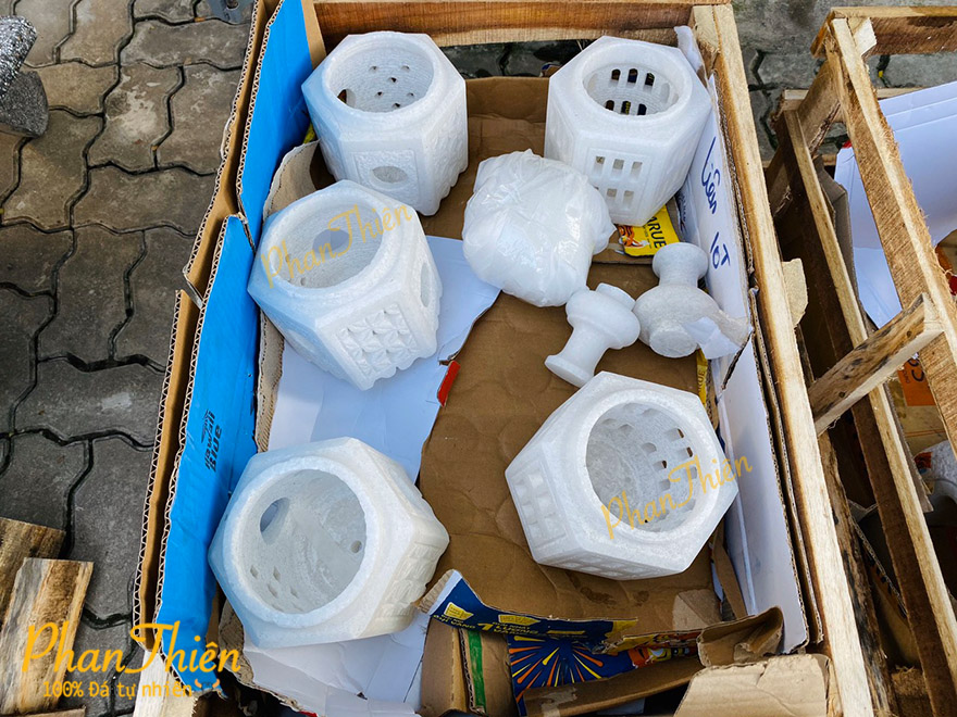 Đóng Kiện và Bàn Giao Đèn Đá trang trí sân Vườn cho Khách Hàng dịp Tết