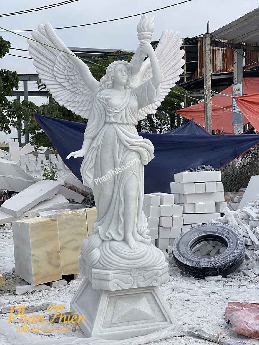 tượng thiên thần cầm đuốc