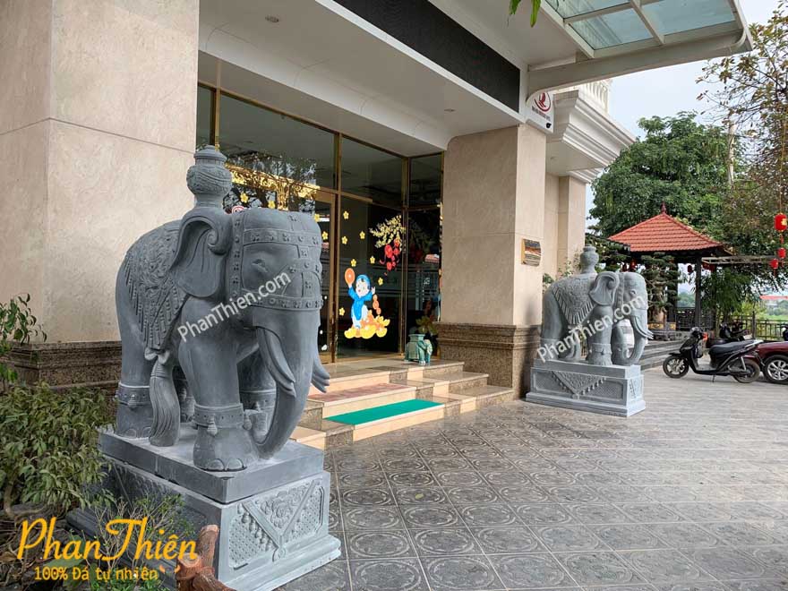 Điêu khắc và bàn giao cặp Voi cho Khách Sạn Thái Hoà Riverside Nghệ An
