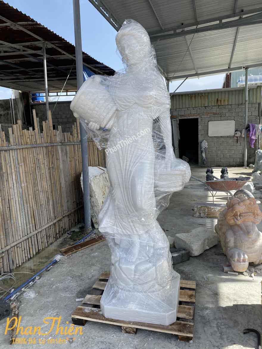 Hình ảnh điêu khắc tượng cô gái bằng đá tại Phan Thiên