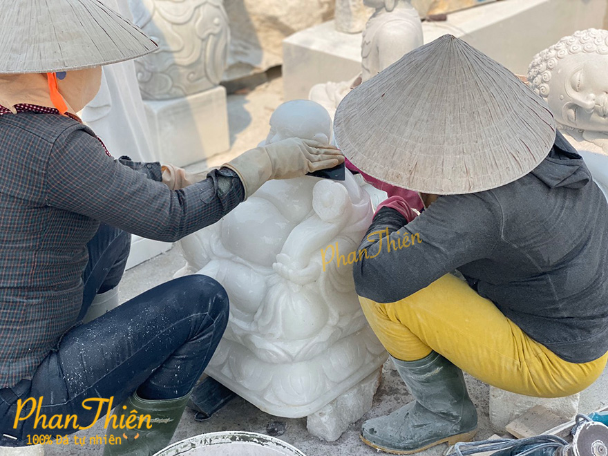 Hình ảnh mài bóng bức tượng Di Lặc tại Phan Thiên