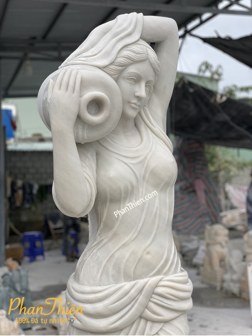 tượng cô gái đổ nước bằng đá