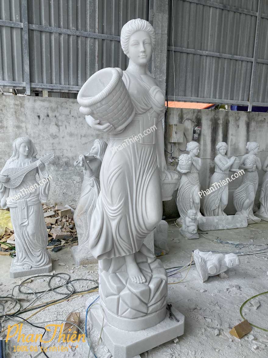 Tượng Cô Gái Đổ Nước Đá Trắng