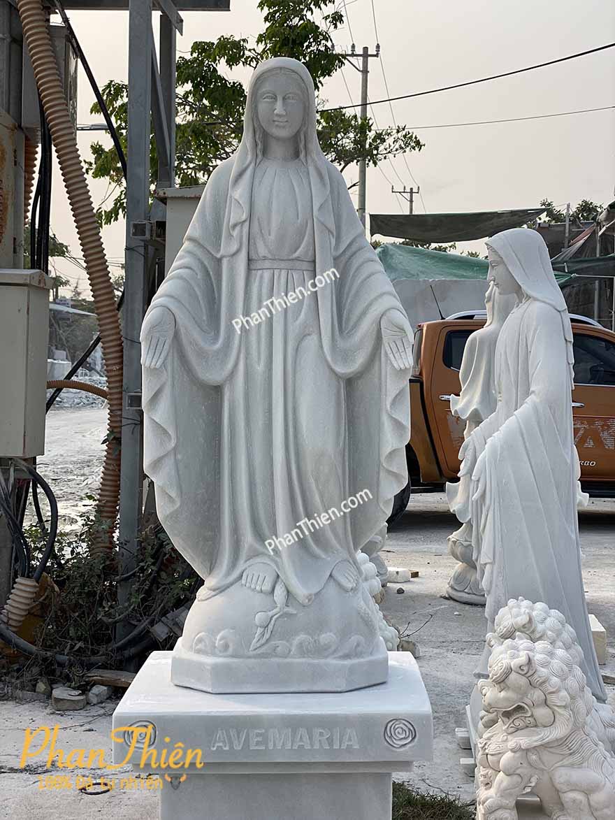 tượng đức mẹ bằng đá