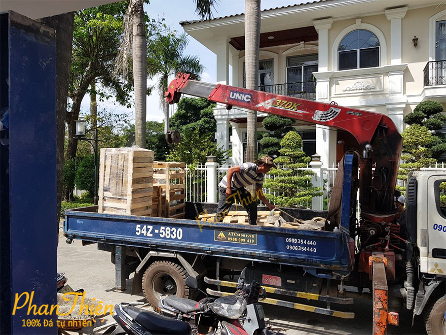 Điêu khắc và Bàn giao tận nhà Tượng Tôm Cá cho Khách Hàng tại Sài Gòn
